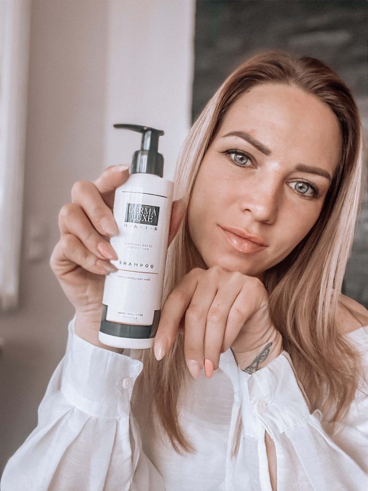 Uporabnica Derma-Luxehair šampona proti izpadanju las